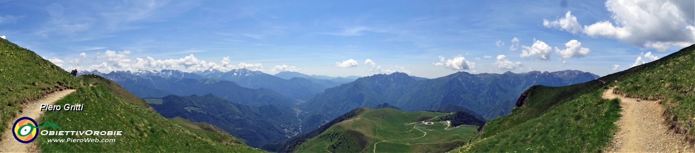 39 Panoramica dal sent. 101 sui Piani dell'Avaro e e sull'alta Valle Brembana.jpg